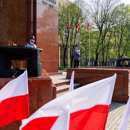 Uroczyste podniesienie flagi państwowej na placu Bolesława Chrobrego w Katowicach. fot. Andrzej Grygiel / UMWS
