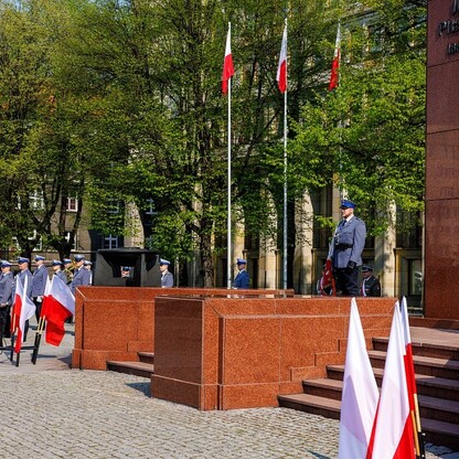 Uroczyste podniesienie flagi państwowej na placu Bolesława Chrobrego w Katowicach. fot. Andrzej Grygiel / UMWS