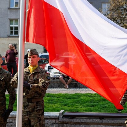 Uroczyste podniesienie flagi państwowej na placu Bolesława Chrobrego w Katowicach. fot. Andrzej Grygiel / UMWS