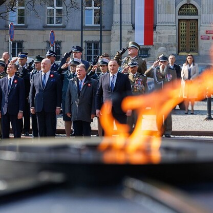Uroczyste podniesienie flagi państwowej na placu Bolesława Chrobrego w Katowicach. fot. Andrzej Grygiel / UMWS