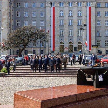 Uroczyste podniesienie flagi państwowej na placu Bolesława Chrobrego w Katowicach. fot. Andrzej Grygiel / UMWS