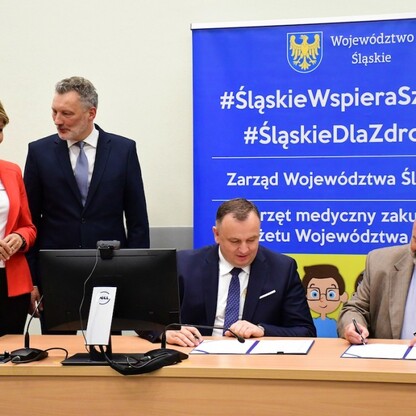 Podpisanie umowy w sprawie przekazania środków dla ŚCCS. fot. Patryk Pyrlik / UMWS