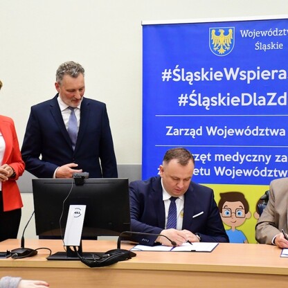 Podpisanie umowy w sprawie przekazania środków dla ŚCCS. fot. Patryk Pyrlik / UMWS