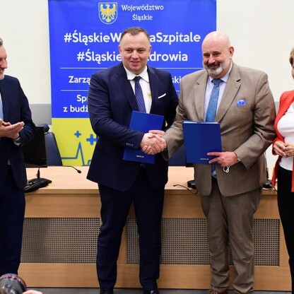 Podpisanie umowy w sprawie przekazania środków dla ŚCCS. fot. Patryk Pyrlik / UMWS