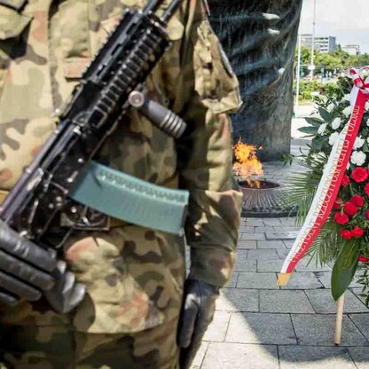 Złożenie wieńca przed Pomnikiem Powstańców Śląskich. fot. Tomasz Żak / UMWS