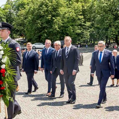 Złożenie wieńca przed Pomnikiem Powstańców Śląskich. fot. Tomasz Żak / UMWS