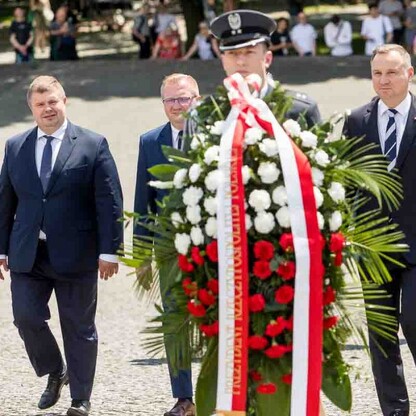 Złożenie wieńca przed Pomnikiem Powstańców Śląskich. fot. Tomasz Żak / UMWS