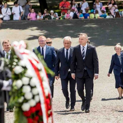 Złożenie wieńca przed Pomnikiem Powstańców Śląskich. fot. Tomasz Żak / UMWS