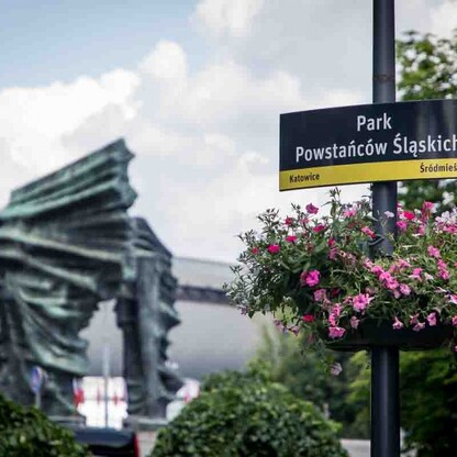 Złożenie wieńca przed Pomnikiem Powstańców Śląskich. fot. Tomasz Żak / UMWS