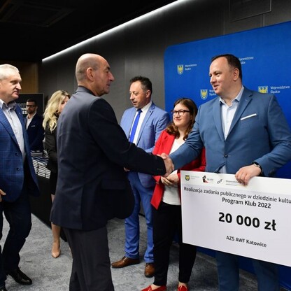 Wręczenie czeków w ramach Programu Klub. fot. Patryk Pyrlik / UMWS