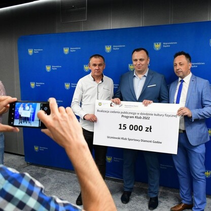 Wręczenie czeków w ramach Programu Klub. fot. Patryk Pyrlik / UMWS