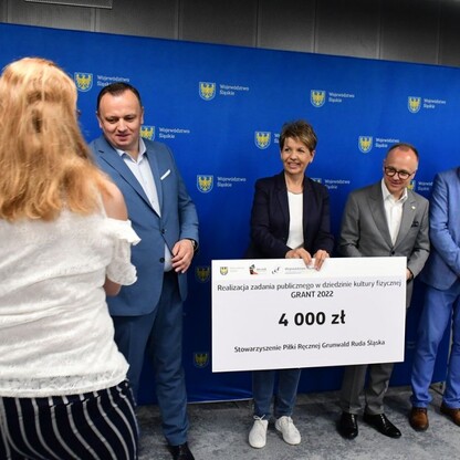 Wręczenie czeków w ramach Programu Klub. fot. Patryk Pyrlik / UMWS