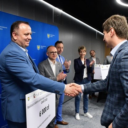 Wręczenie czeków w ramach Programu Klub. fot. Patryk Pyrlik / UMWS