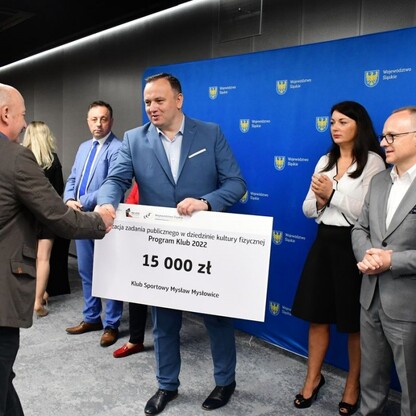 Wręczenie czeków w ramach Programu Klub. fot. Patryk Pyrlik / UMWS
