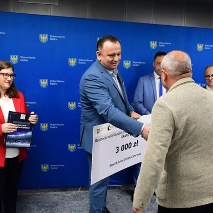 Wręczenie czeków w ramach Programu Klub. fot. Patryk Pyrlik / UMWS