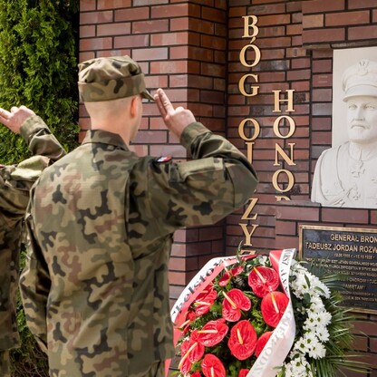 Odsłonięcie popiersia gen. Tadeusza Rozwadowskiego. fot. Tomasz Zak / UMWS
