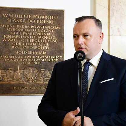 Tablica pamięci powstańców i powrotu Śląska do Polski. fot. Patryk Pyrlik / UMWS
