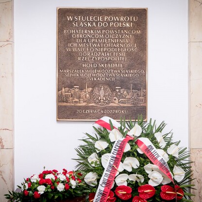 Tablica pamięci powstańców i powrotu Śląska do Polski. fot. Tomasz Żak / UMWS