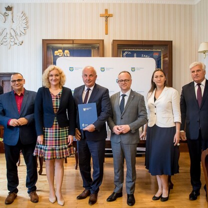 Wręczenie  umów w ramach Marszałkowskiego Konkursu „Inicjatywa Sołecka” w  Irządzach. fot. Tomasz Żak / UMWS
