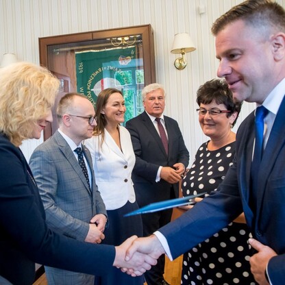 Wręczenie  umów w ramach Marszałkowskiego Konkursu „Inicjatywa Sołecka” w  Irządzach. fot. Tomasz Żak / UMWS