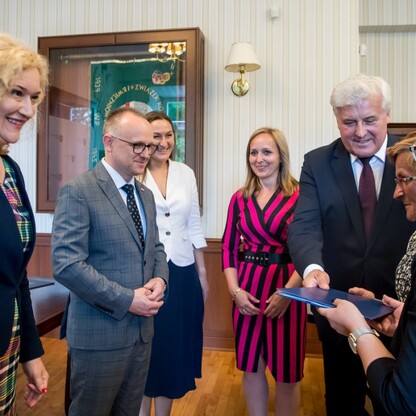 Wręczenie  umów w ramach Marszałkowskiego Konkursu „Inicjatywa Sołecka” w  Irządzach. fot. Tomasz Żak / UMWS