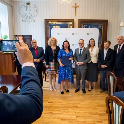 Wręczenie  umów w ramach Marszałkowskiego Konkursu „Inicjatywa Sołecka” w  Irządzach. fot. Tomasz Żak / UMWS