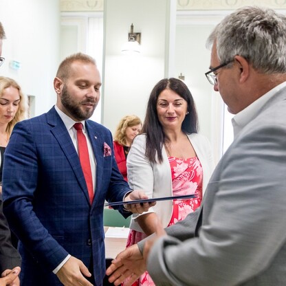 Wręczenie umów w ramach Marszałkowskiego Konkursu „Inicjatywa Sołecka” dla subregionu centralnego. fot. Tomasz Żak / UMWS