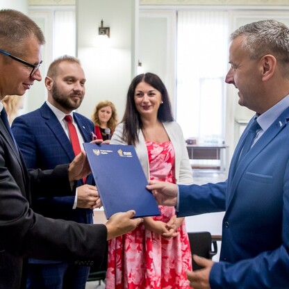 Wręczenie umów w ramach Marszałkowskiego Konkursu „Inicjatywa Sołecka” dla subregionu centralnego. fot. Tomasz Żak / UMWS