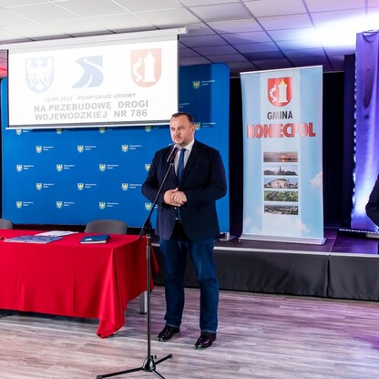 Podpisanie umowy dot. przebudowy DW 786. fot. Tomasz Żak / UMWS