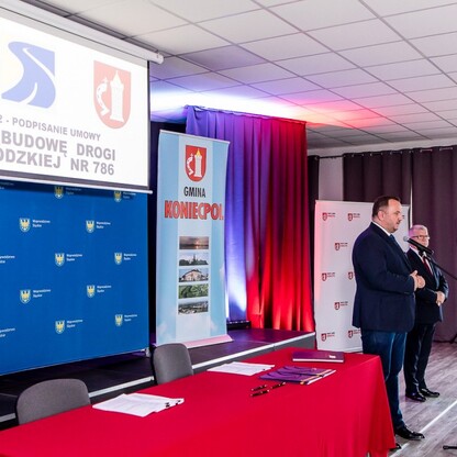 Podpisanie umowy dot. przebudowy DW 786. fot. Tomasz Żak / UMWS