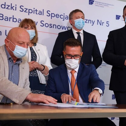 Podpisanie umowy w Wojewódzkim Szpital Specjalistyczny im. Św. Barbary w Sosnowcu. fot. Andrzej Grygiel / UMWS