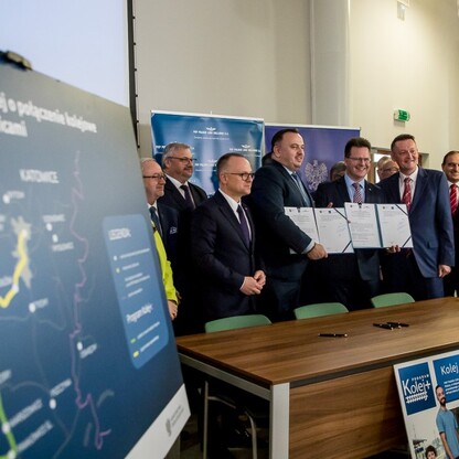 Umowa na połączenie kolejowe Jastrzębie Zdrój - Katowice. fot. Tomasz Żak / UMWS