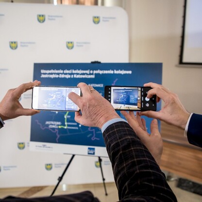 Umowa na połączenie kolejowe Jastrzębie Zdrój - Katowice. fot. Tomasz Żak / UMWS