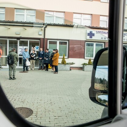 Przekazanie karetki. fot. Tomasz Żak / UMWS