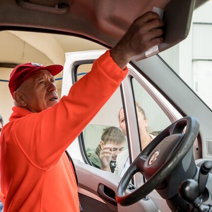 Przekazanie karetki. fot. Tomasz Żak / UMWS