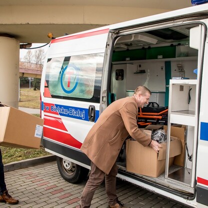 Przekazanie karetki. fot. Tomasz Żak / UMWS