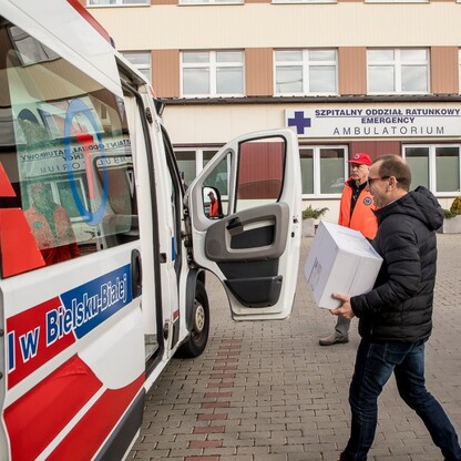 Przekazanie karetki. fot. Tomasz Żak / UMWS