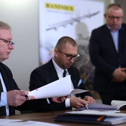 Podpisanie umowy na przebudowę wiaduktu w Lublińcu. fot. Andrzej Grygiel / UMWS