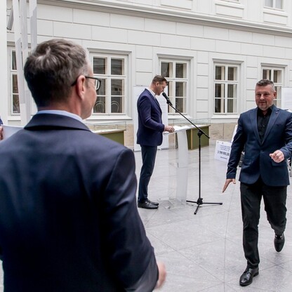 Wręczenie umów dla gmin Subregionu Połódniowego w ramach Programu Rozwoju Obszarów Wiejskich Województwa Śląskiego. fot. Tomasz Żak / UMWS