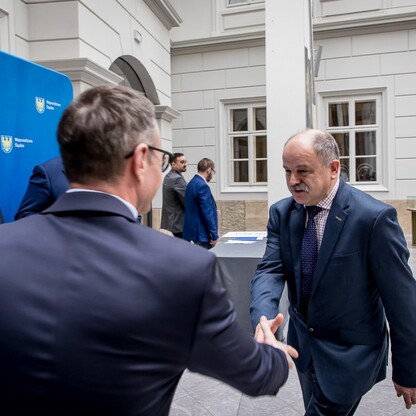 Wręczenie umów dla gmin Subregionu Połódniowego w ramach Programu Rozwoju Obszarów Wiejskich Województwa Śląskiego. fot. Tomasz Żak / UMWS