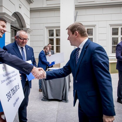 Wręczenie umów dla gmin Subregionu Połódniowego w ramach Programu Rozwoju Obszarów Wiejskich Województwa Śląskiego. fot. Tomasz Żak / UMWS