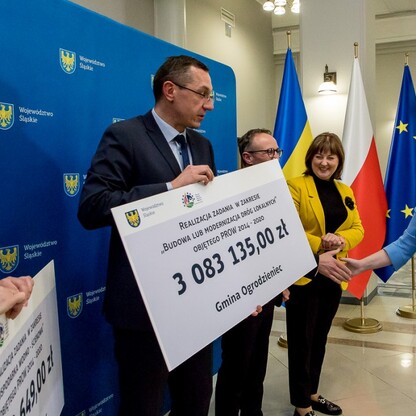 Wręczenie umów dla gmin z subregionów centralnego i zachodniego. fot. Tomasz Żak / UMWS