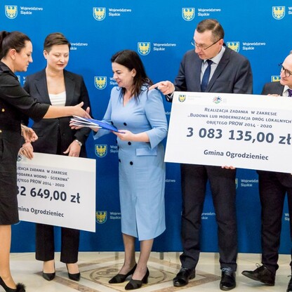 Wręczenie umów dla gmin z subregionów centralnego i zachodniego. fot. Tomasz Żak / UMWS