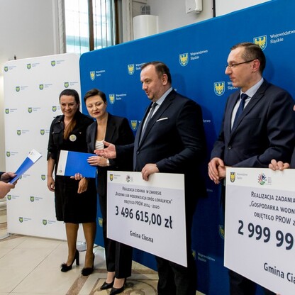 Wręczenie umów dla gmin z subregionów centralnego i zachodniego. fot. Tomasz Żak / UMWS