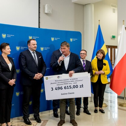 Wręczenie umów dla gmin z subregionów centralnego i zachodniego. fot. Tomasz Żak / UMWS