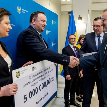 Wręczenie umów dla gmin z subregionów centralnego i zachodniego. fot. Tomasz Żak / UMWS