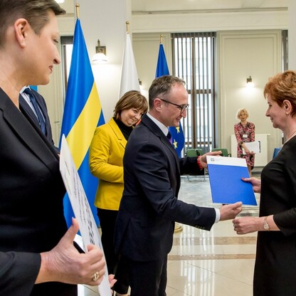 Wręczenie umów dla gmin z subregionów centralnego i zachodniego. fot. Tomasz Żak / UMWS