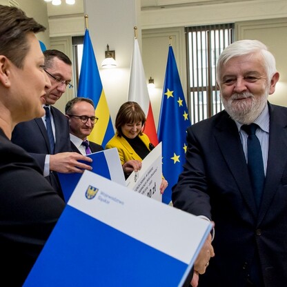 Wręczenie umów dla gmin z subregionów centralnego i zachodniego. fot. Tomasz Żak / UMWS