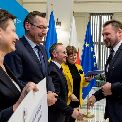 Wręczenie umów dla gmin z subregionów centralnego i zachodniego. fot. Tomasz Żak / UMWS