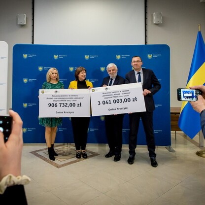 Wręczenie umów dla gmin z subregionów centralnego i zachodniego. fot. Tomasz Żak / UMWS